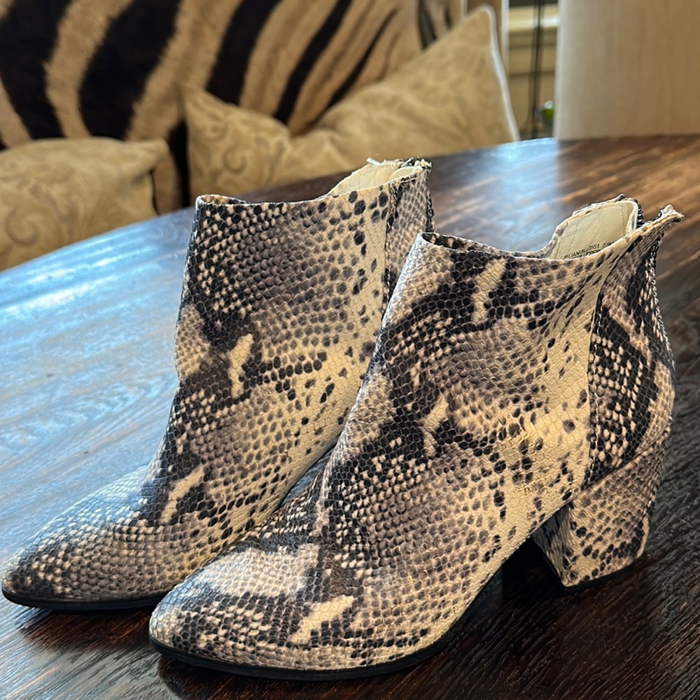 Steve Madden 7.5 snake skin bootie